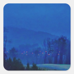 Lichter in einem blauen Berg-Nebel Quadratischer Aufkleber