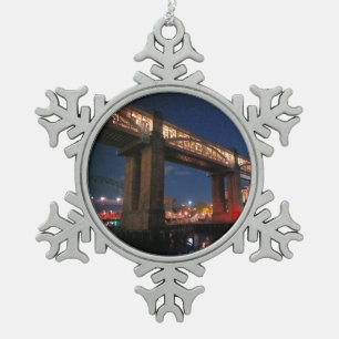 Lichter unter der Brücke Schneeflocken Zinn-Ornament