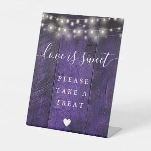 Lichterkette aus Holz mit lila Schnur - Love is Sw Sockelschild