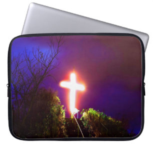 Lichtkreuz bei nächtlichen Gottesdiensten - Lieben Laptopschutzhülle