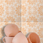 Lichtorange Verzierte symmetrische Geometrie Fliese<br><div class="desc">Diese Keramik Fliese zeichnet sich durch ein kompaktes Design aus, das sowohl symmetrisch als auch anspruchsvoll ist. Das Design zeichnet sich durch verzierte, weiße, blumengeschmückte und geometrische Formen aus, die einen schönen Kontrast zu einem warmen, pfirsichfarbenen Hintergrund bilden. Das Design der Kachel ist um ein diamantförmiges Element herum zentriert, umgeben...</div>