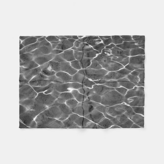Lichtreflektionen auf Wasser: Schwarz/Weiß Fleecedecke (Vorderseite (Horizontal))