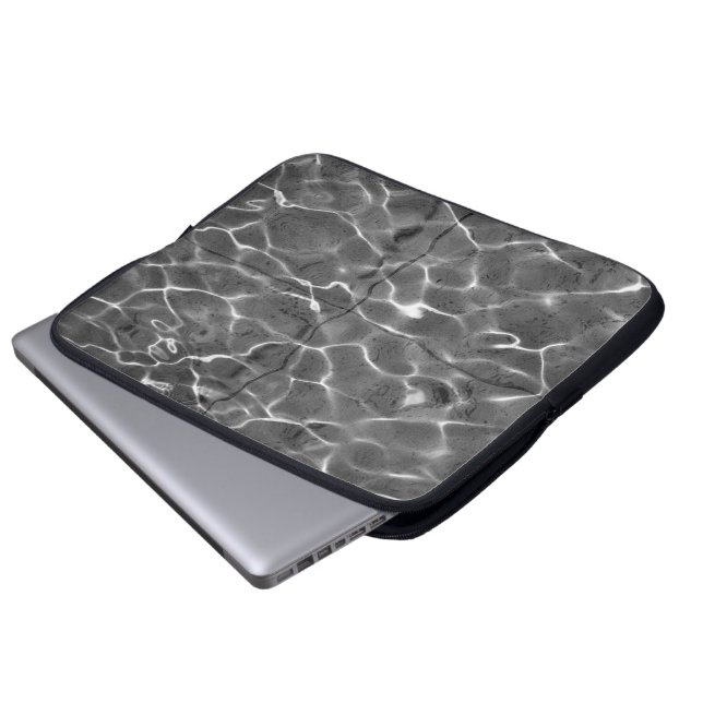 Lichtreflektionen auf Wasser: Schwarz/Weiß Laptopschutzhülle (Vorne Knopf)