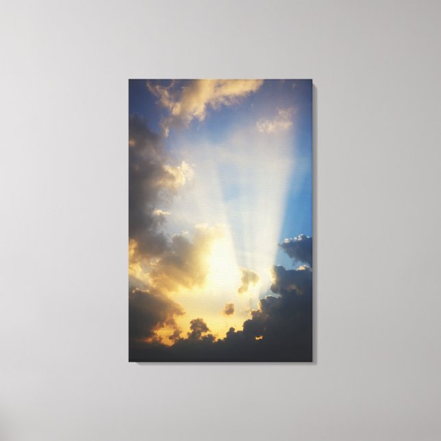 Lichtstrahlen, die durch die Wolken strahlen Leinwanddruck (Vorderseite)