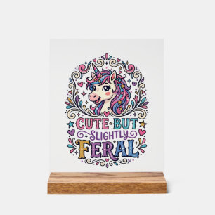 Licorne Mignonne mais Légèrement Sauvage Fond Blan