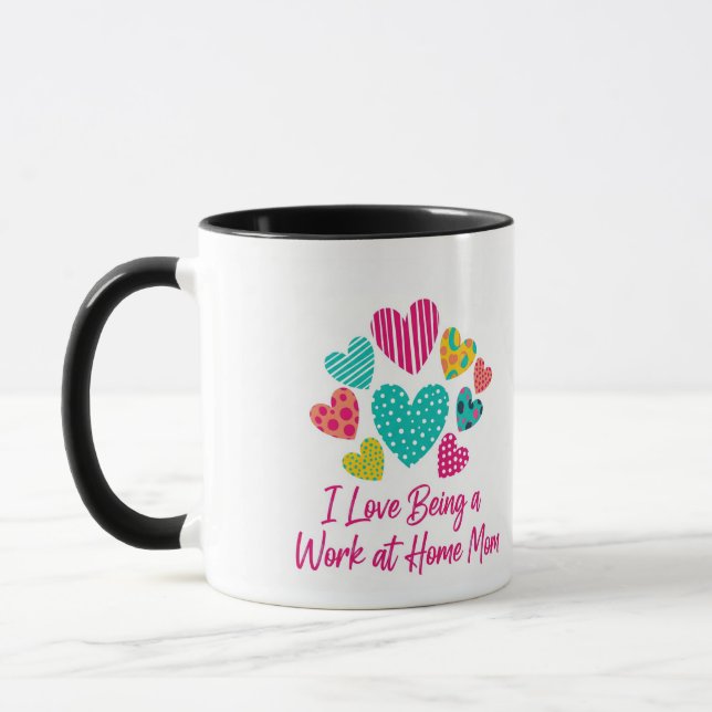 Liebe als Arbeit an der Zuhause Mama mit bunten He Tasse (Links)