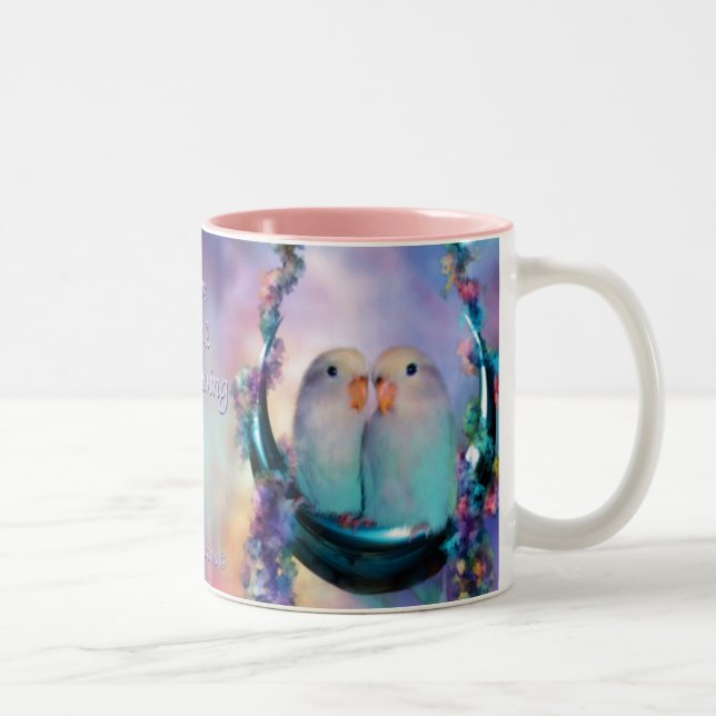 Liebe auf einer Mond-Schwingen-Tasse Zweifarbige Tasse (Rechts)