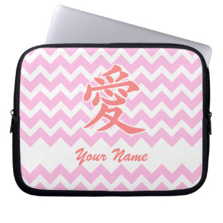 Liebe auf Japanisch mit rosa Zickzack Muster Laptopschutzhülle