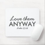 Liebe auf jeden Fall | Luke 23:24 Bibelverse Glaub Mousepad<br><div class="desc">Einfache,  stilvolle christliche Schrift zitiert Kunstdesign mit dem Bibelvers "Liebe sie trotzdem - Luke 23:24" in moderner minimalistischer Typografie in Schwarz. Dieses trendige,  moderne Design ist das perfekte Geschenk- und Modestatement. | #christlich #religion #scripture #religion #bible #jesus</div>