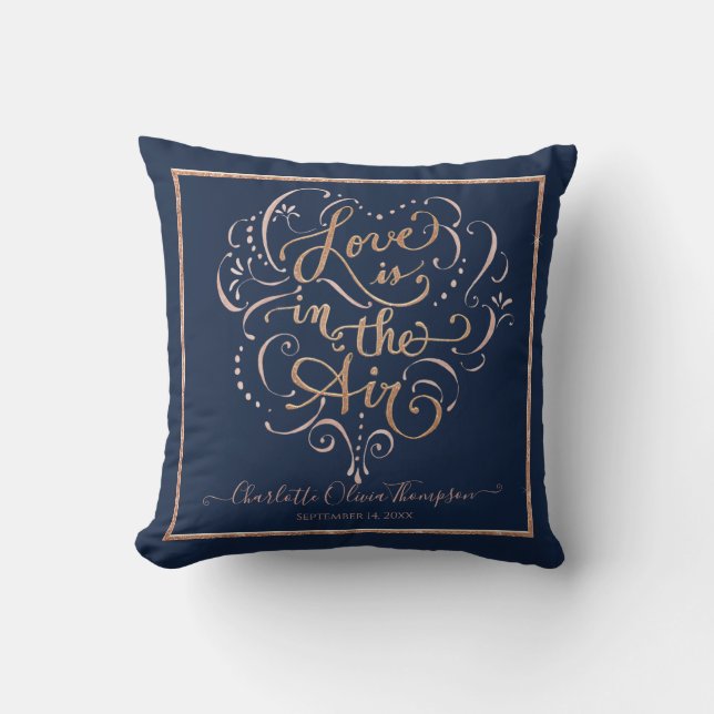 Liebe Baby Girl Navy Rose Gold Script Typografie Kissen (Vorderseite)