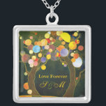 Liebe-Bäume, die Monogramm-Andenken Wedding sind Versilberte Kette<br><div class="desc">Wunderliche,  romantische und bunte Baumillustration entwarf auf kundenspezifischen Halsketten. Die rustikalen Baumentwurfsanhänger machen einzigartige Andenken für Jungvermählten,  Bräute oder Freundinnen. ((Kontakt ujean4791@gmail.com für Maßarbeit- und/oder Zusammenbringeneinzelteile.))</div>