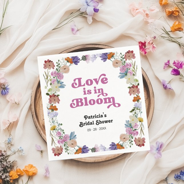 Liebe befindet sich in der Wildblume des Brautpart Serviette (Von Creator hochgeladen)