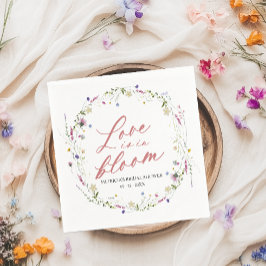 Liebe befindet sich in der Wildblume des Brautpart Serviette