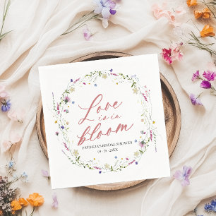 Liebe befindet sich in der Wildblume des Brautpart Serviette