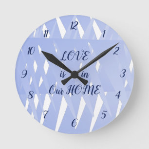 Liebe befindet sich in unserer Zuhause Blue Geomet Runde Wanduhr
