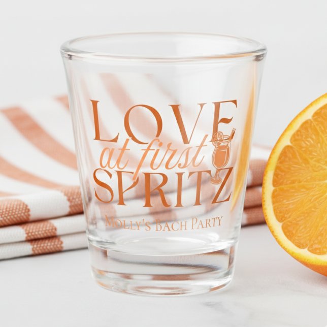 Liebe bei First Spritz Modern Orange Bachelorette Schnapsglas (Celebrate bubbly beginnings with this “Love at First Spritz” design!)