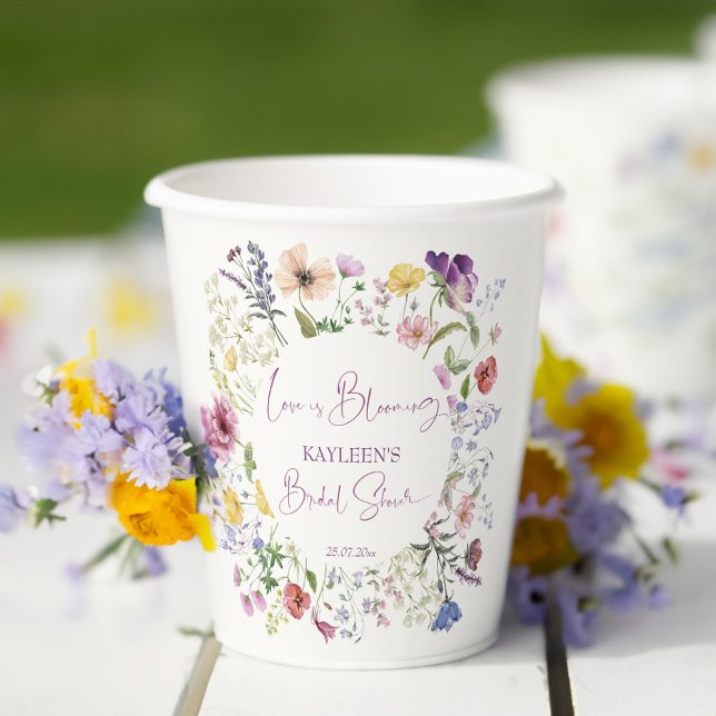 Liebe blüht boho Wildblume Brautparty Pappbecher (Love is blooming boho wildflowers bridal shower monogram printed paper cups personalized table decor)