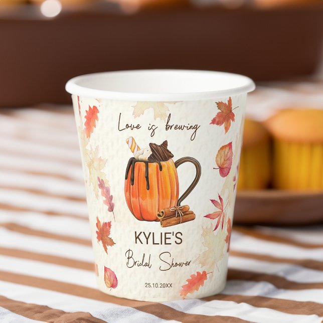 Liebe Braufall Brautparty mit Monogramm Pappbecher (Love is brewing fall bridal shower monogrammed paper cups pumpkin spices maple leaves table decor)