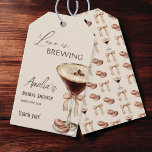 Liebe Braut Espresso Martini Brautparty Geschenkanhänger<br><div class="desc">Feiern Sie die zukünftige Braut mit einem schicken "Liebe ist Brewing" Espresso martini Brautparty Geschenktag.</div>