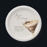 Liebe Braut Espresso Martini Brautparty Pappteller<br><div class="desc">Diese für die moderne Herberge mit einem Geschmack für die Raffinierte konzipierten Espresso-martini-inspirierten Teller sorgen für eine mühelose Eleganz in Ihrem Brautparty. Mit einer handbemalten Cocktailillustrierung und elegant gezeichneter Typografie bringen sie Stilgefühl, Wärme und Genuss zum Tisch. Diese Teller sind perfekt für Brautpartys, Verlobungen oder eine intime Cocktailstunde geeignet und...</div>
