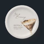 Liebe Braut Espresso Martini Brautparty Pappteller<br><div class="desc">Diese für die moderne Herberge mit einem Geschmack für die Raffinierte konzipierten Espresso-martini-inspirierten Teller sorgen für eine mühelose Eleganz in Ihrem Brautparty. Mit einer handbemalten Cocktailillustrierung und elegant gezeichneter Typografie bringen sie Stilgefühl, Wärme und Genuss zum Tisch. Diese Teller sind perfekt für Brautpartys, Verlobungen oder eine intime Cocktailstunde geeignet und...</div>