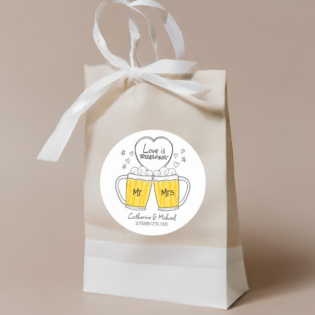 Liebe bricht handgezeichnete Bierbrille Hochzeit Runder Aufkleber (Von Creator hochgeladen)