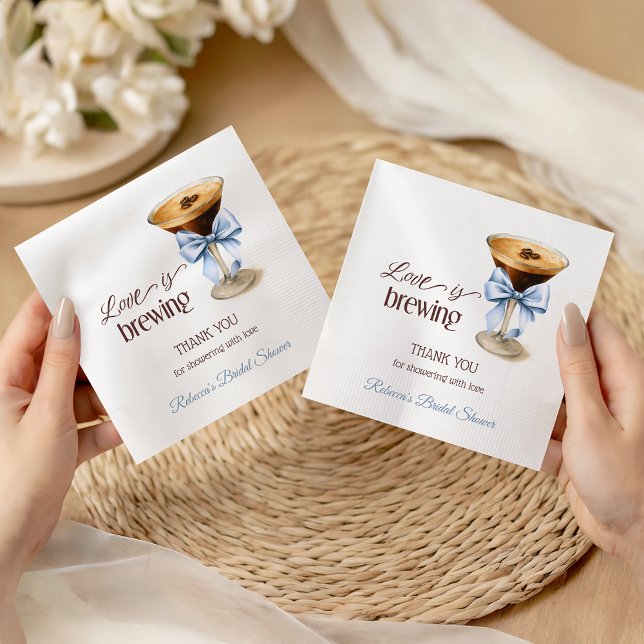 Liebe brodelt Blue Bow Kaffee Brautparty Serviette (Von Creator hochgeladen)