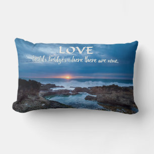 Liebe Builds Bridges werfen Kissen