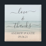 Liebe & Dank Beach Front Vintag Hawaiianische Hoch Magnet<br><div class="desc">Geben Sie Ihren Hochzeitsgästen ein Andenken und drücken Sie mit diesem eleganten Magneten im Strandhintergrund und dem kalligraphischen Sprichwort "Liebe & Dank!" Ihre herzliche Dankbarkeit aus. Personalisieren Sie den Namen und das Hochzeitsdatum.</div>
