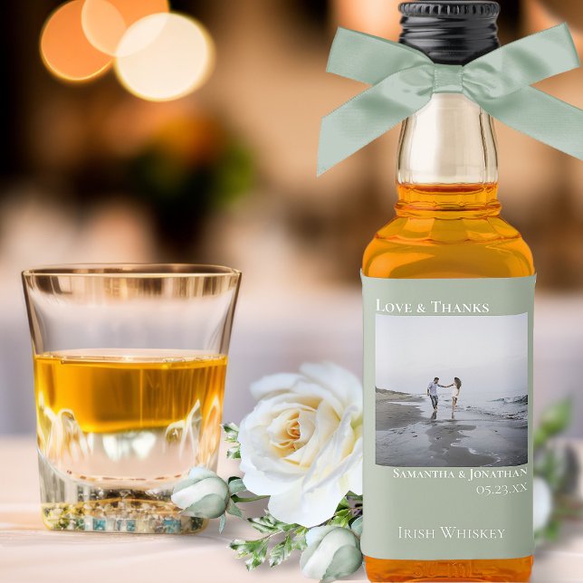 Liebe & Dank Simple Sage Green Wedding Foto Mini Alkoholflaschenetikett (In Situ with Flowers & Glass)