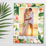 Liebe der tropischen Korallen und Dank Postkarte<br><div class="desc">Elegant Watercolor Tropical Coral Floral,  Grün und Palm Blätter Bride and Groom Liebe und Dank Hochzeit Foto Vielen Dank Postcard</div>