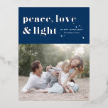 Liebe des Friedens und Foto der leichten Navy Folien Feiertagspostkarte<br><div class="desc">Frieden, Liebe und Licht. | Senden Sie Ihre Hanukkah Grüße an Familie und Freunde mit dieser anpassbaren Hanukkah Postkarte. Es zeichnet sich durch Retro-fett Typografie aus. Personalisieren Sie dieses Foto Hanukkah Postcard durch Hinzufügen Ihrer Daten. Diese silberne Hanukkah Postkarte ist in anderen Farben und Karton erhältlich. Matching-Elemente sind ebenfalls verfügbar....</div>