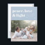 Liebe des Friedens und Foto des hellblauen Hanukka Feiertagspostkarte<br><div class="desc">Frieden, Liebe und Licht. | Senden Sie Ihre Hanukkah Grüße an Familie und Freunde mit dieser anpassbaren Hanukkah Postkarte. Es zeichnet sich durch Retro-fett Typografie aus. Personalisieren Sie dieses Foto Hanukkah Postcard durch Hinzufügen Ihrer Daten. Diese individuelle Hanukkah Postkarte ist in anderen Farben und mit Kartenmaterial erhältlich. Matching-Elemente sind ebenfalls...</div>