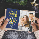 Liebe des Friedens und Latkes | Happy Hanukkah Fot Feiertagskarte<br><div class="desc">Senden Sie Ihre Wünsche mit dieser Holiday Foto-Karte,  die ein Atemberaubendes Happy Hanukkah Script und Symbol enthält,  um Ihre Grußbotschaft zu markieren.</div>