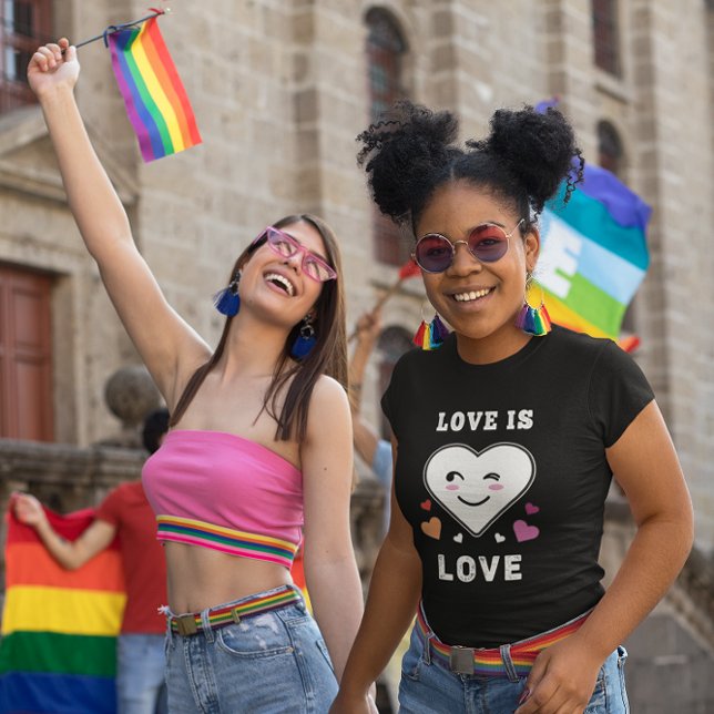 Liebe des Herzens ist Liebe LGBTQ Lesben Stolz T-Shirt (Von Creator hochgeladen)