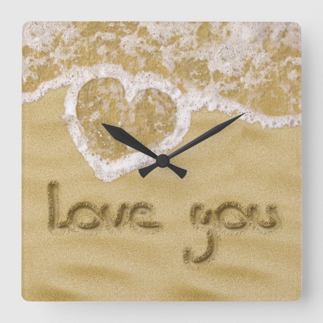 "Liebe du" In Sand geschriebenes Herz Quadratische Wanduhr (Vorderseite)
