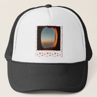 Liebe durch das Flugzeugfenster beim Sonnenunterga Truckerkappe