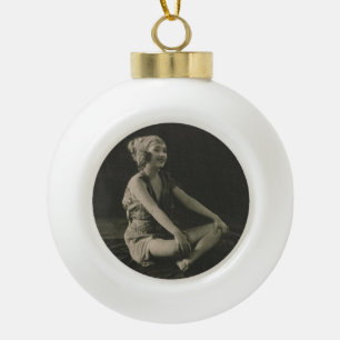 Liebe ein armes Mädchen, das mit übereinandergesch Keramik Kugel-Ornament