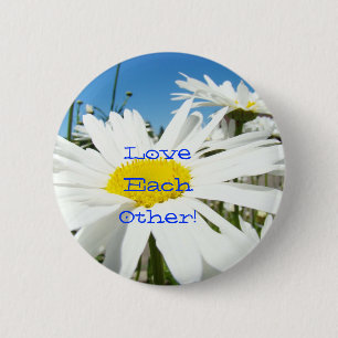 Liebe einander! Knöpfe White Daisies Blue Sky Button