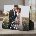 LIEBE Elegante Kalligraphie Couple Foto Wedding Fotoplatte<br><div class="desc">Eleganter Hochzeitssake für Newlyweds, Valentinstag, Verlobung, Präsentation Ihres Lieblingspärchens Foto mit modernen Skriptkalligrafien Lesen Sie LIEBE über Ihren eigenen Text wie Namen und / oder Datum oder eine persönliche Nachricht über einen dunklen Farbverlauf, um die Typografie zu heben.</div>