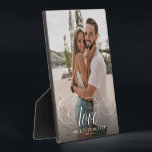 LIEBE Elegante Kalligraphie Couple Foto Wedding Fotoplatte<br><div class="desc">Süßes und einfaches Hochzeitsgedanken für Newlyweds, Valentinstag, Verlobung, mit moderner Schrift-Kalligrafie, die LIEBE über Ihren eigenen Text wie Namen und / oder Datum oder eine persönliche Nachricht über einen dunklen Farbverlauf, um die Typografie zu heben.</div>