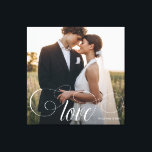 LIEBE Elegantes Calligraphy Couple Wedding Foto Leinwanddruck<br><div class="desc">Eleganter Hochzeitssake für Newlyweds,  Valentinstag,  Verlobung,  Präsentation Ihres Lieblingspärchens Foto mit modernen Skriptkalligrafien Lesen Sie LIEBE über Ihren eigenen Text wie Namen und / oder Datum oder eine persönliche Nachricht über einen dunklen Farbverlauf,  um die Typografie zu heben.</div>