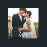 LIEBE Elegantes Calligraphy Couple Wedding Foto Leinwanddruck<br><div class="desc">Eleganter Hochzeitssake für Newlyweds, Valentinstag, Verlobung, Präsentation Ihres Lieblingspärchens Foto mit modernen Skriptkalligrafien Lesen Sie LIEBE über Ihren eigenen Text wie Namen und / oder Datum oder eine persönliche Nachricht über einen dunklen Farbverlauf, um die Typografie zu heben.</div>
