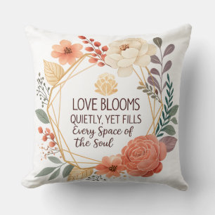 Liebe erblüht still – Florales Zitat Aquarell Kissen