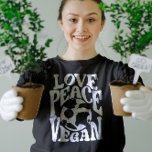 Liebe Friede Vegan Slogan Vegetarian Funny T-Shirt<br><div class="desc">Dieses Design ist für Pflanze getriebene Veganer & Vegetarier, die wissen, Tiere sind Freunde, nicht Lebensmittel. Diese Peace Liebe Veganes Design ist auch auf verschiedenen Produkten verfügbar, einschließlich Aufkleber, Tasse, T - Shirt, Telefonzellen, siehe unten! Um dieses Design zu kaufen, wählen Sie Ihr Lieblings-Produkt, klicken Sie auf Hinzufügen und Kasse!....</div>