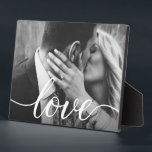 Liebe für die Handhabung von personalisierten Foto Fotoplatte<br><div class="desc">Personalisieren Sie dieses Foto mit Ihren eigenen Plakaten für ein nachdenkliches Geschenk. Elegantes,  modernes und einzigartiges Drehbuch für das Wort "Liebe" mit langen Schwänzen.</div>