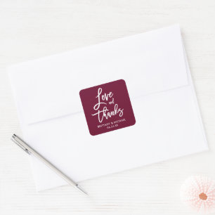 Liebe für Pinsel dank Burgundy-Umschlag Aufklebern Quadratischer Aufkleber