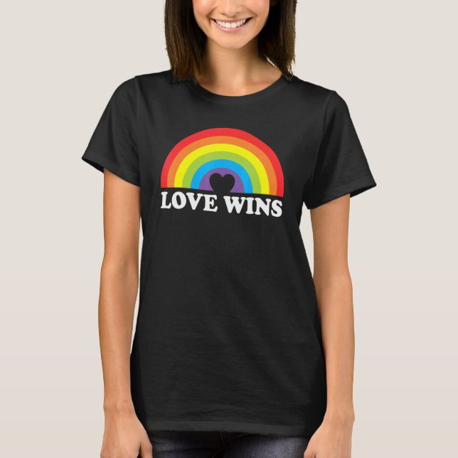 Liebe gewinnt LGBTQ Gay Pride Rainbow Lesbian Ally T-Shirt (Vorderseite)
