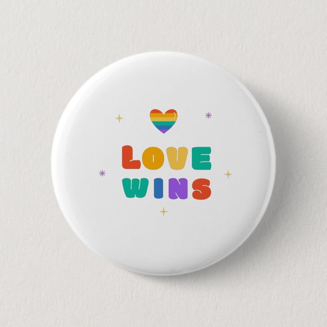 Liebe gewinnt mit einem Regenbogenherz Button (Vorderseite)