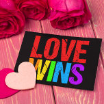 Liebe gewinnt Rainbow Gay Pride LGBTQ Postkarte<br><div class="desc">Die Homosexuellenehe wurde vom Obersten Gerichtshof gebilligt! Schließlich können homosexuelle und lesbische Paare die gleichen Rechte genießen,  die sie verdienen. Schöne Regenbogenschrift zum Feiern dieses historischen Tages für die LGBTQ-Community.</div>
